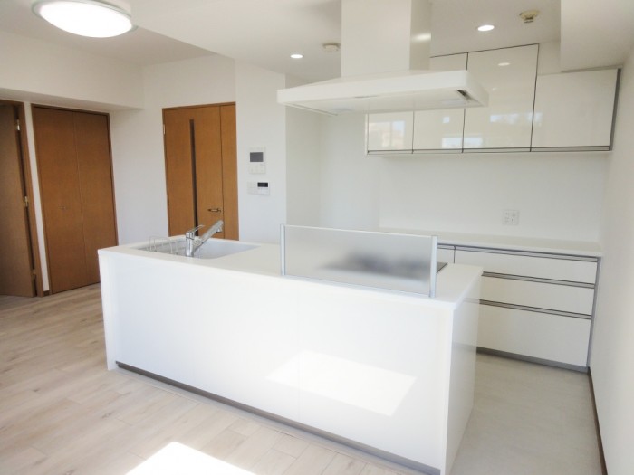 水廻り設備を中心にリフォーム、明るく開放的なキッチンに! 水廻り設備を中心にリフォーム、明るく開放的なキッチンに!